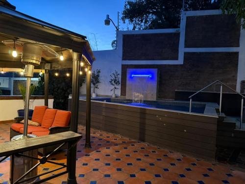 alberca_kiosco_noche